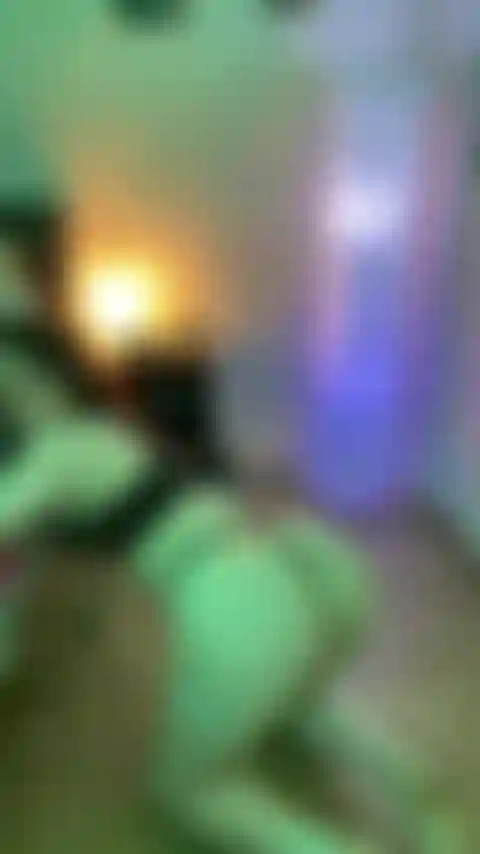 Muita agitação e palmas.