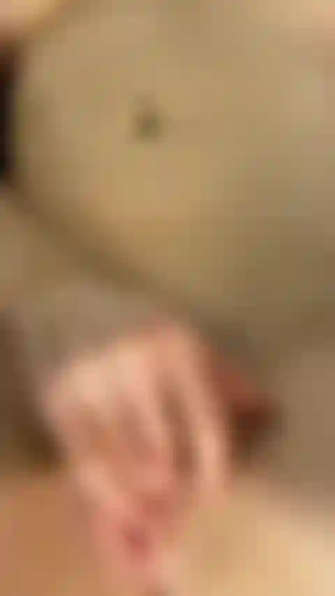 Implorando para ser fodida apenas para ser fodida por tempo suficiente para levar uma gozada na bunda.