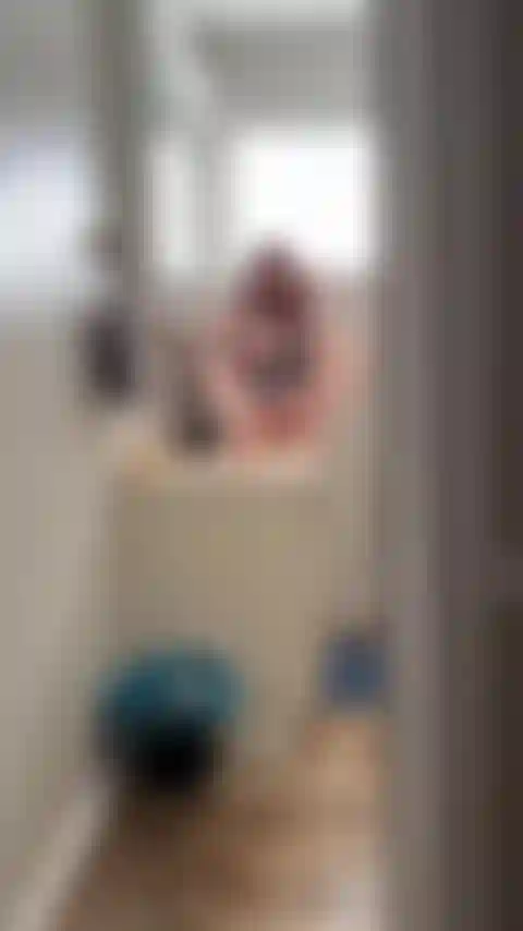 Entrando na encenação de sua companheira de quarto.