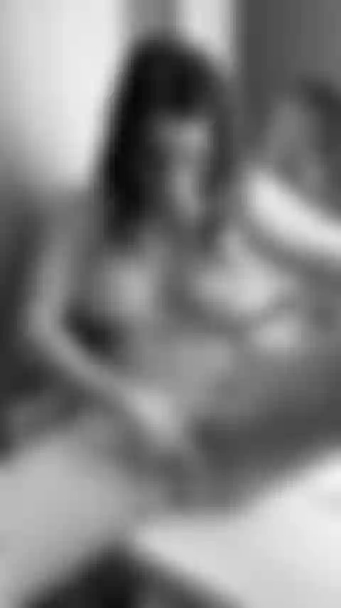 Me fodendo com meu vibrador bbc na bancada do banheiro.