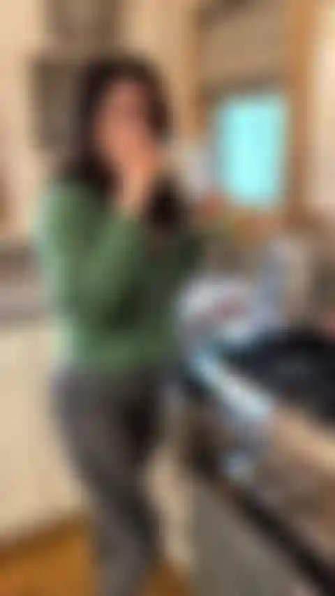 Cozinhando bacon em topless.