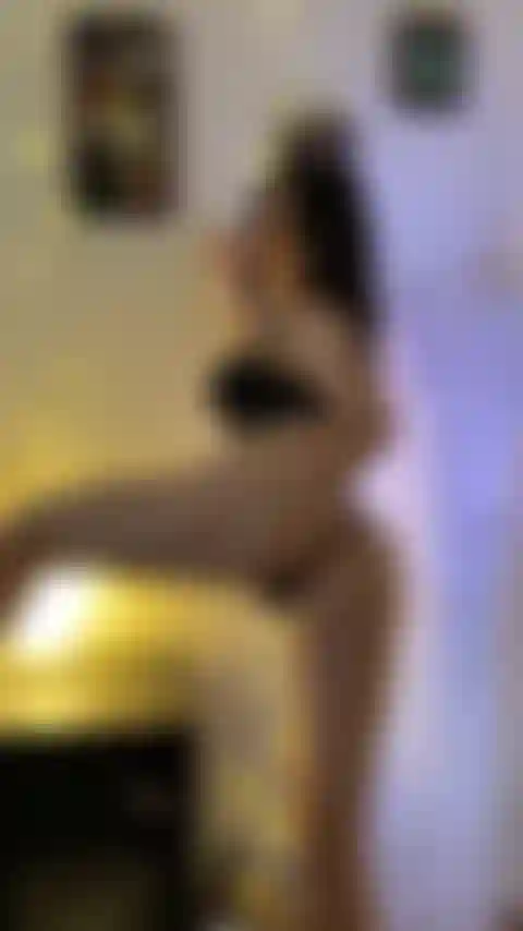 Tirando a roupa e dedilhando.