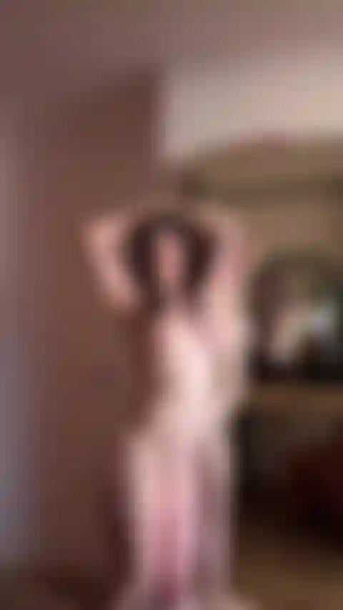 Brincando na frente do espelho.