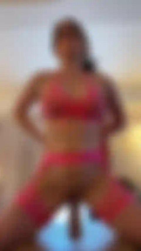 Cavalgando e mexendo no meu vibrador.