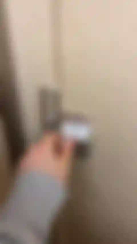 Divertida em banheiro público.