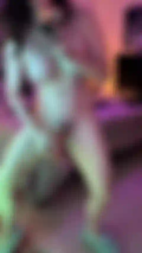 Me fodendo em pé, na frente do espelho.