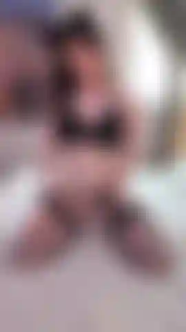 Gatinha safada enfia o dedo na bunda dela.