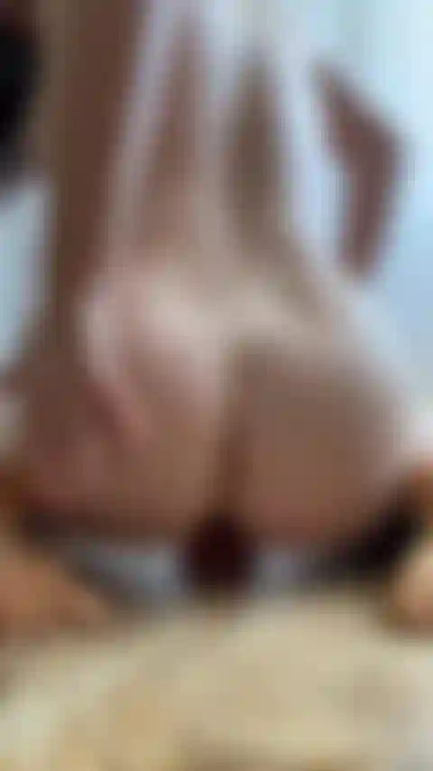 Minha bunda grande quicando no meu vibrador.