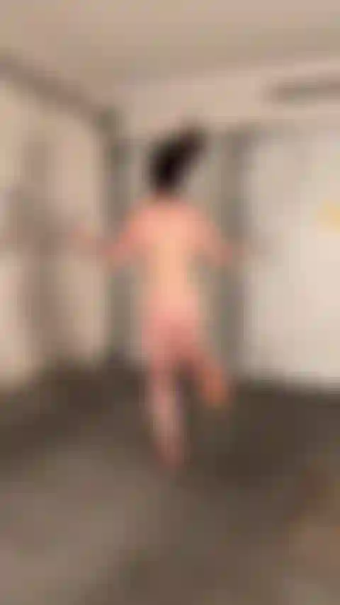 Câmera lenta, pular corda, visão de bunda.