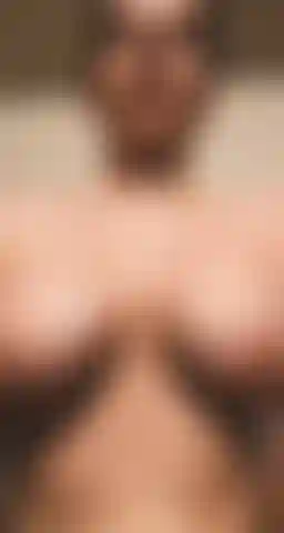 Apenas suada e com peitos saltando.