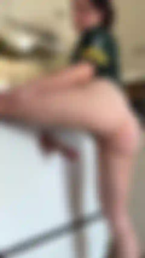 Fodendo minhas tristezas do futebol neste pobre vibrador.