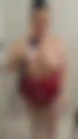 Uma milf tarada no chuveiro.