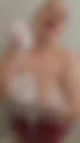 Com peitos enormes, pronta para você.