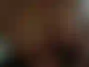 Saltando meus peitos enormes de 40l para fora de um biquíni minúsculo, cortando para um close de mim dando uma punheta sobre eles.