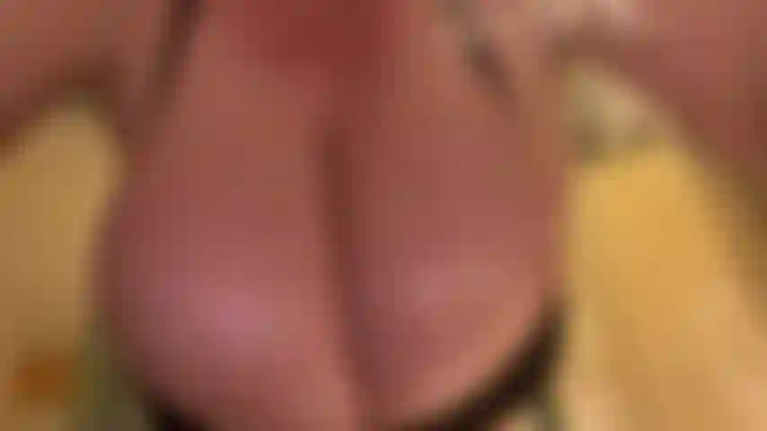 Lubrificando, balançando e saltando meus peitos enormes.