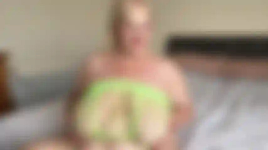 Saltando e tremendo.