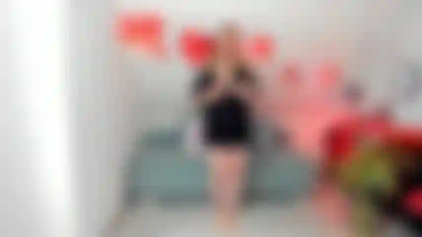 Provoco de óculos, brincando com vibrador.