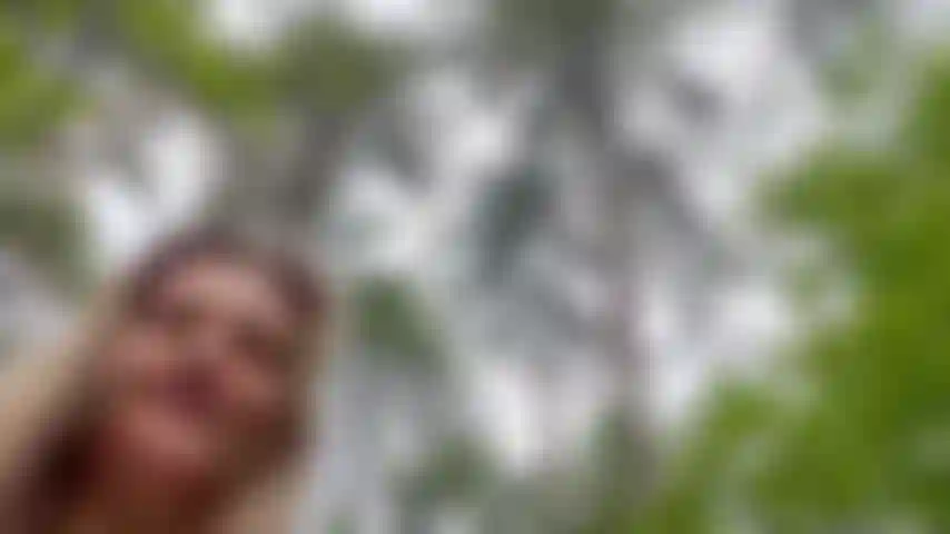 Toda natural na floresta me despir e mostrar os pés na floresta.