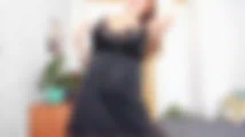 Linda grávida peituda com barriga grande tiras nua, pular no fitball, lubrificar a barriga, peitos e buceta, masturbar e gozar!