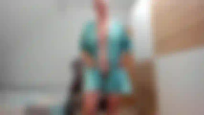 Passo óleo por todo o meu corpo, brinco comigo mesma, dedo na minha bunda.