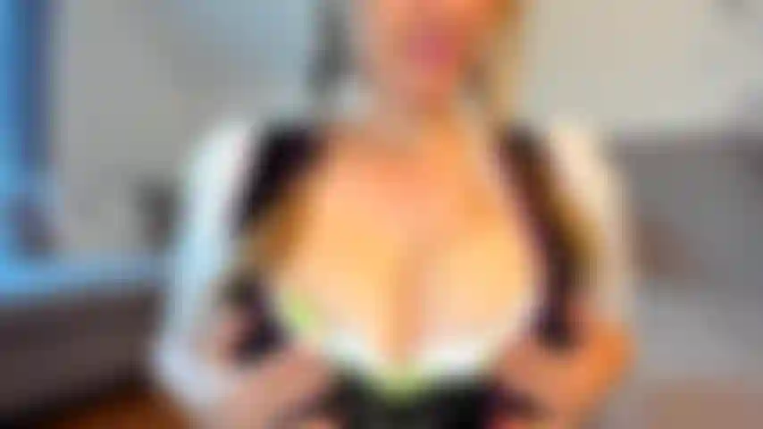 Uma garota sexy peituda de outubro provoca, brinca consigo mesma, fica nua, goza e seios cremosos.