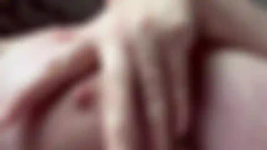 Peitos enormes provocantes.