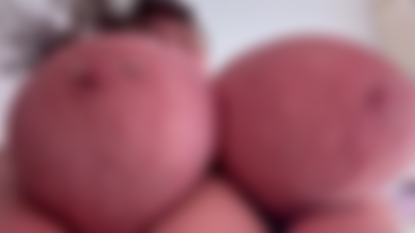 Balançando meus peitos enormes na sua cara.