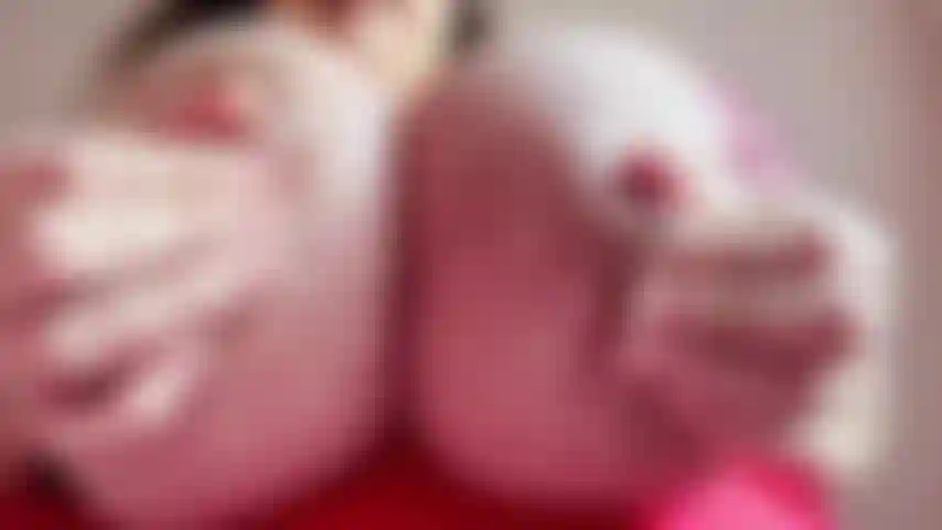 Que gosta de brincadeiras com mamilos e conversas sujas.