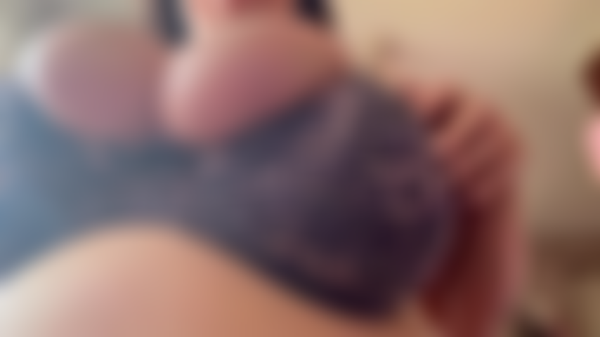 Que gosta de sutiã sexy e seios enormes.