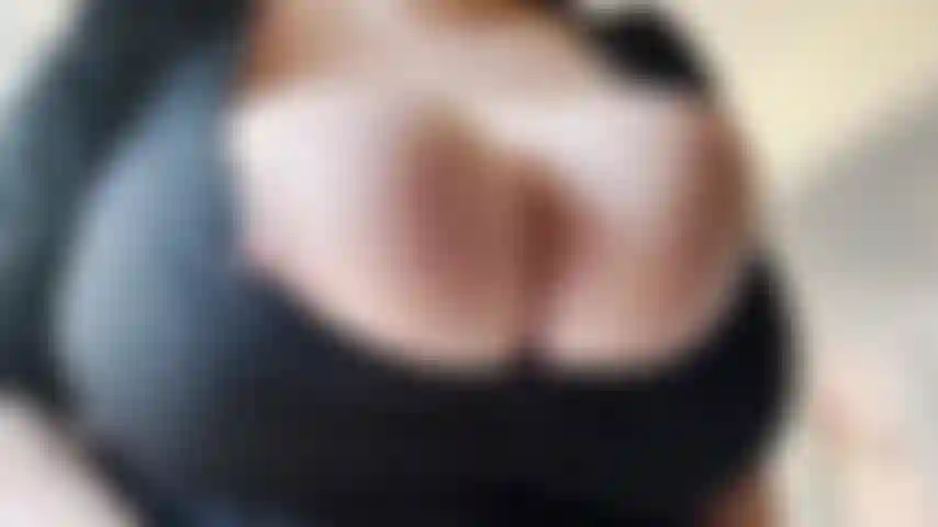 Vestido sexy, seios enormes e mamilos duros provocantes.