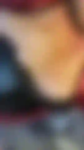 Veja-me passar óleo nos meus seios grandes e saltitantes.