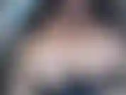 Brincando com meus peitos 34j no carro! Goze me observando do lado de fora do banco de trás do carro chupando meus mamilos enquanto eu os aperto e passo gelo sobre eles! Eu cuspo neles enquanto imagino seu esperma escorrendo por eles!