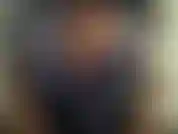 Levei 10 minutos para abotoar esta camisa e o botão estourou assim que abotoei todos eles. Você pode literalmente ouvir os botões fazendo barulho enquanto tento infinitamente abotoar esta camisa!