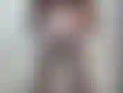 Você ama me ver acariciar meu corpo enquanto a água escorre pelas minhas curvas. Meus mamilos são tão duros, que perfuram meu top branco molhado. Veja a água encharcar meu top branco enquanto eu provoco você. Acaricie seu.