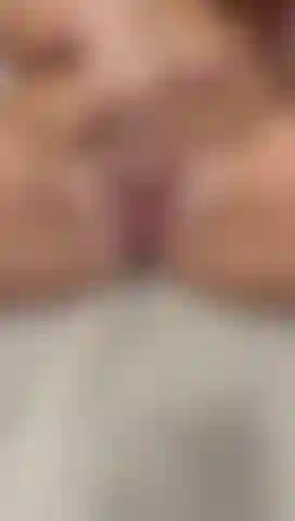 Derramei óleo dentro da minha bunda suculenta e buceta rosa.