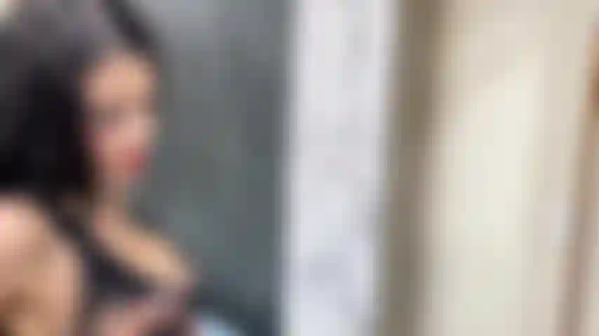 Olha como meus peitos grandes ficam no espelho.