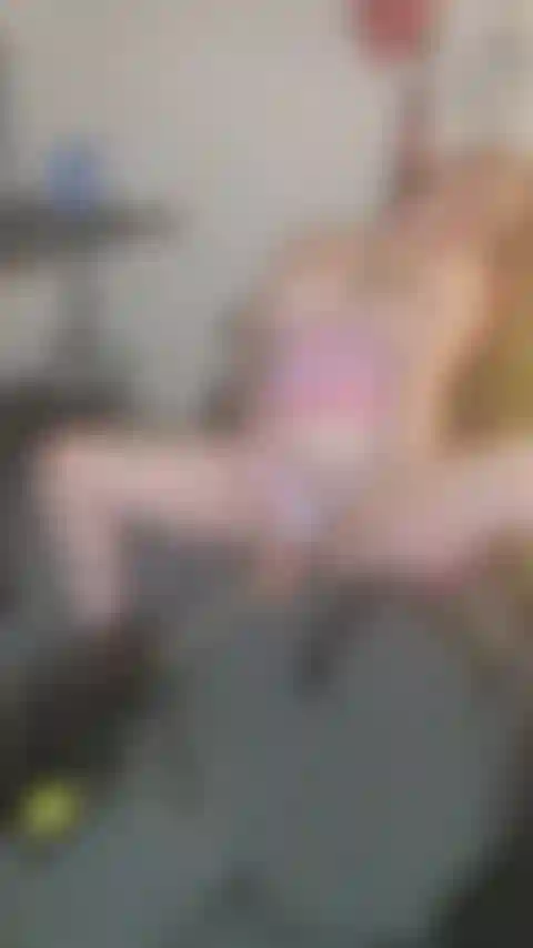 Máquina de sexo em mich w grampos de mamilo.