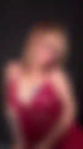 Chupando um dildo vermelho e preto!