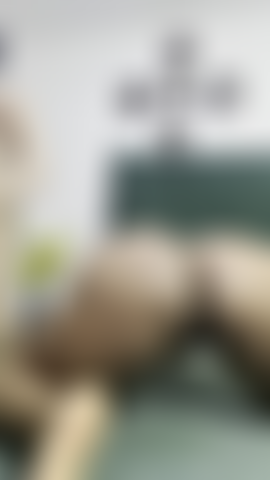 Um pau branco estica meu cuzinho preto para ver o que tem dentro.