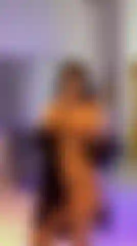 Você não precisa de apresentações formais, só preciso saber o que você está escondendo nessas calças para me olhar assim... 😈 Vem, senta aqui e deixa eu adivinhar com a minha boca 💋.