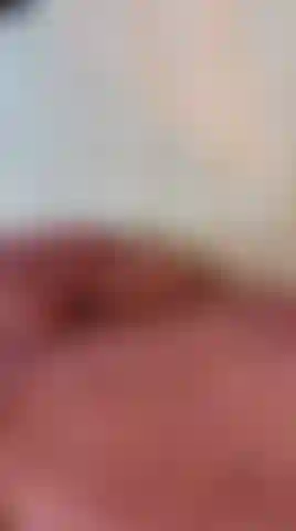 Meu corpo oleoso te espera. Eu acaricio meus seios, desço até minha buceta e a abro como um presente. Meus dedos a trabalham, abrindo-a cada vez mais, mostrando a você o interior quente e molhado que está gritando para você vir. Goza para mim.