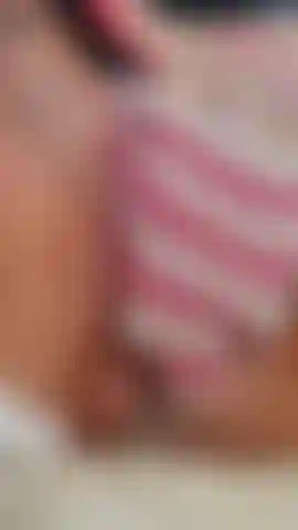 Calcinha molhada se dedilhando.