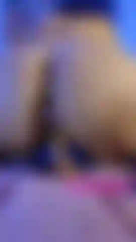 Plugada e sentada no vibrador.