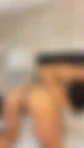 Abrindo minha bunda para mostrar meu buraco apertado.