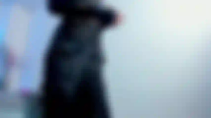 Uso calças de plumas e calcinhas sensuais.