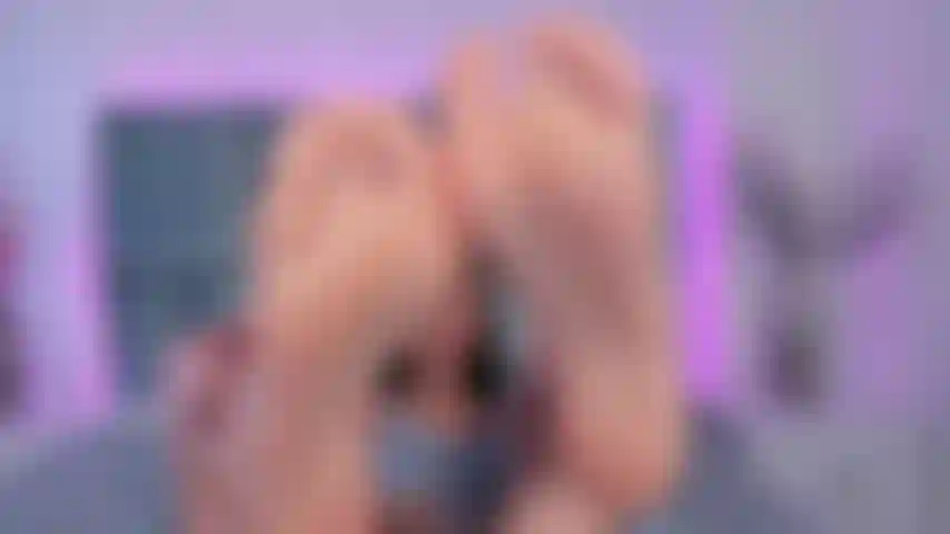 Lambendo os dedos dos pés.