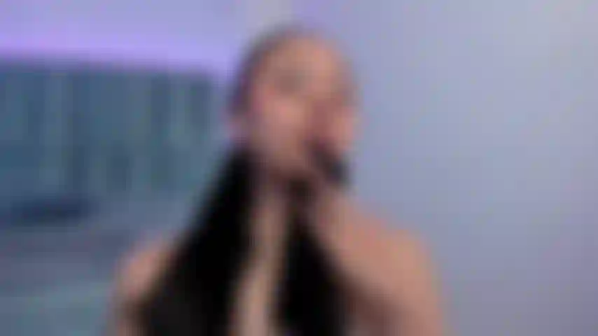 Cheirando e lambendo minha própria calcinha.