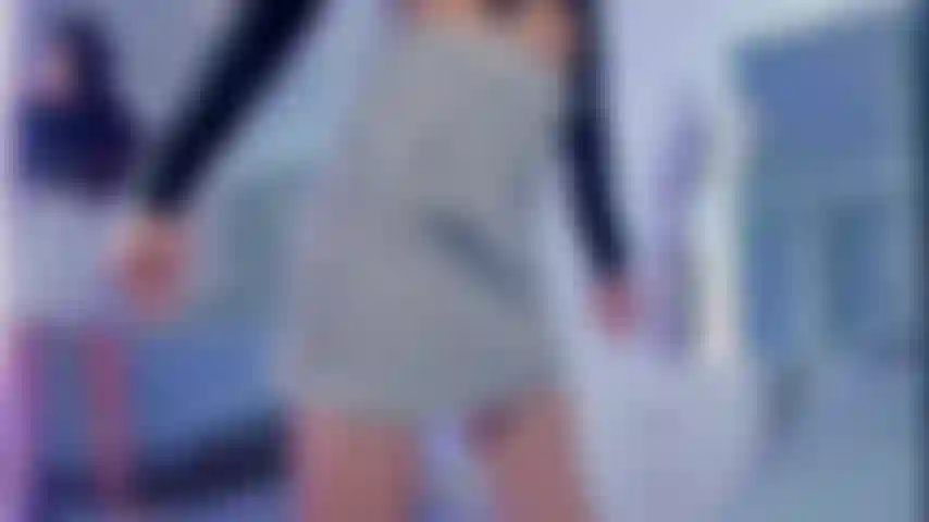 Vestindo uma minissaia sexy.