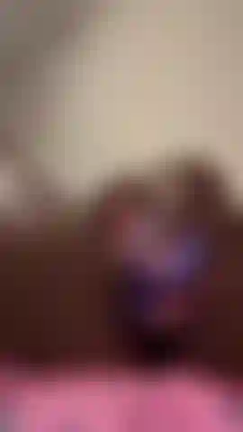 Estou tendo prazer duplo, meu clitóris está sendo sugado e minhas entranhas estão sendo mexidas como manteiga.