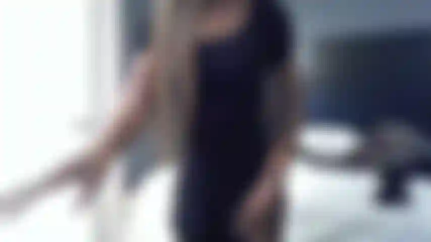 Caribenha dançando nua eroticamente.